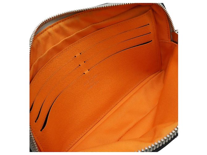 Clutch Louis Vuitton Alpha Monogram Satellite Argento Metallico - vista 6