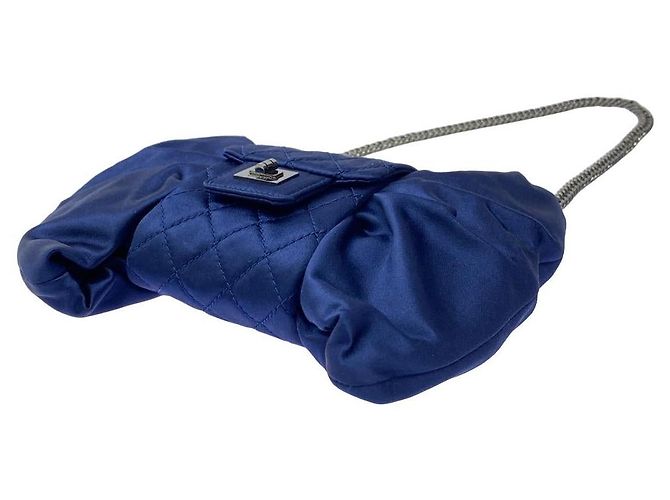 Borsa a tracolla in raso di seta Chanel Blu - vista 3