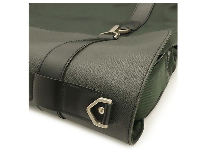 Bolsa de Viagem Louis Vuitton Taiga Preto - vista 3