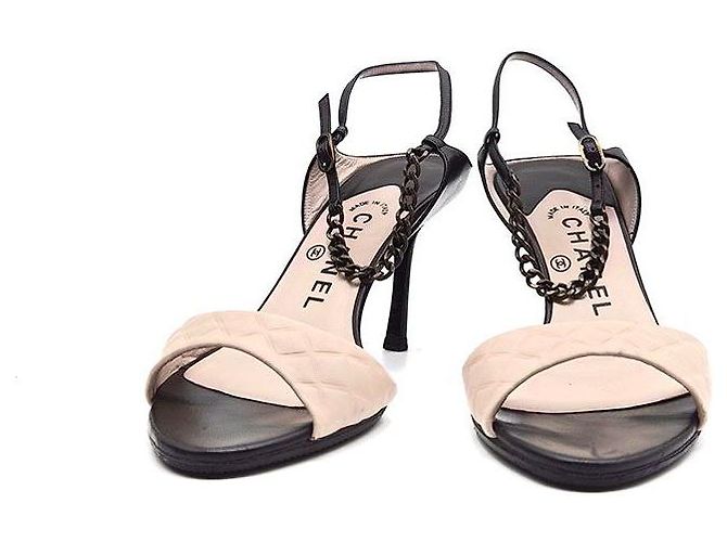 Chanel Gesteppte Sandalen mit Kette - Ansicht 2