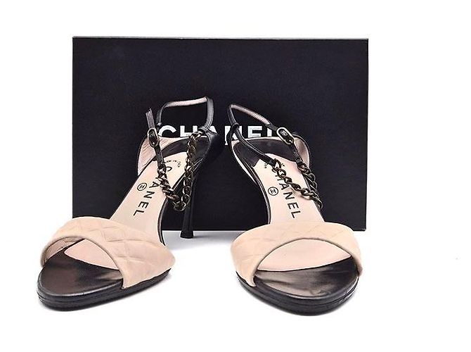 Chanel Gesteppte Sandalen mit Kette - Ansicht 7