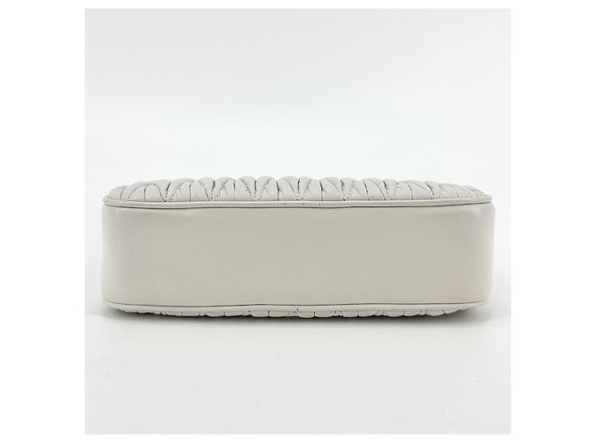 Miu Miu Borsa a tracolla Hobo con catena in Nappa Crossbody Bianco - vista 14
