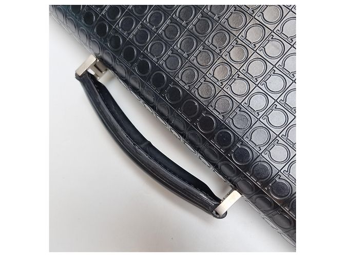 Salvatore Ferragamo Mallette Attache en Cuir Embossé Gancini Noir (Sac à Documents Unisexe, Article Rare) - vue 12