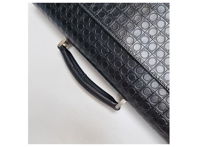 Salvatore Ferragamo Mallette Attache en Cuir Embossé Gancini Noir (Sac à Documents Unisexe, Article Rare) - vue 14
