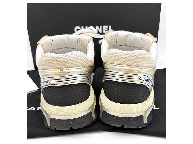 Chanel Sneakers laminate con logo CC D'oro - vista 10