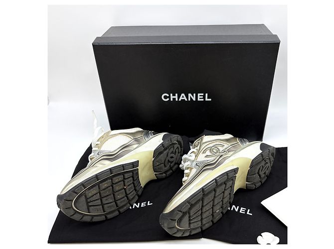 Chanel Sneakers laminate con logo CC D'oro - vista 12