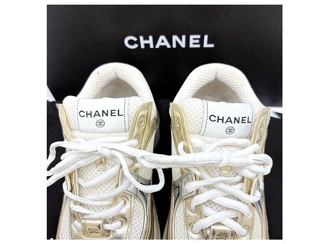 Chanel Sneakers laminate con logo CC D'oro - vista 14