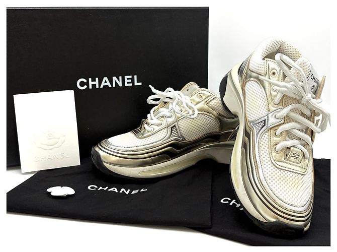 Chanel Sneakers laminate con logo CC D'oro - vista 2
