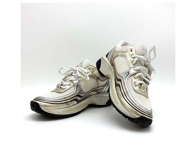 Chanel Sneakers laminate con logo CC D'oro - vista 3