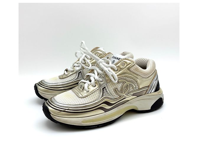 Chanel Sneakers laminate con logo CC D'oro - vista 4