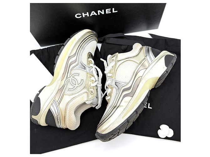 Chanel Sneakers laminate con logo CC D'oro - vista 8