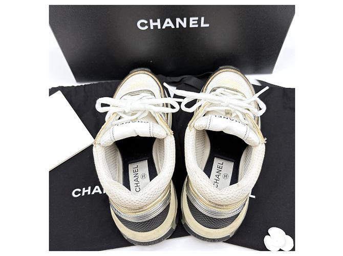 Chanel Sneakers laminate con logo CC D'oro - vista 9