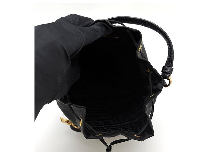 Prada Borsa bucket in nylon con logo triangolo nero - vista 29
