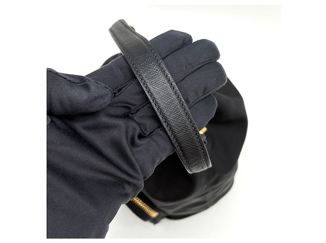 Prada Borsa bucket in nylon con logo triangolo nero - vista 8