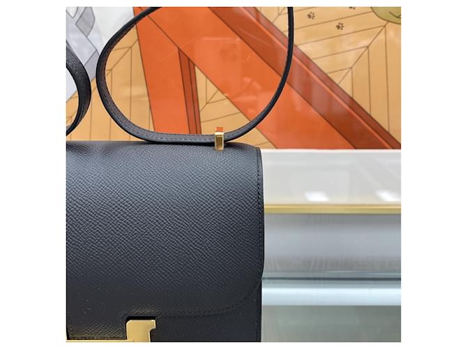 Hermès Constances Mini Epsom Nero con Stampatura Oro - vista 3