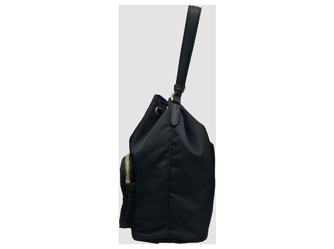 Prada Borsa a secchiello in Re-Nylon nera con finiture dorate Nero - vista 3