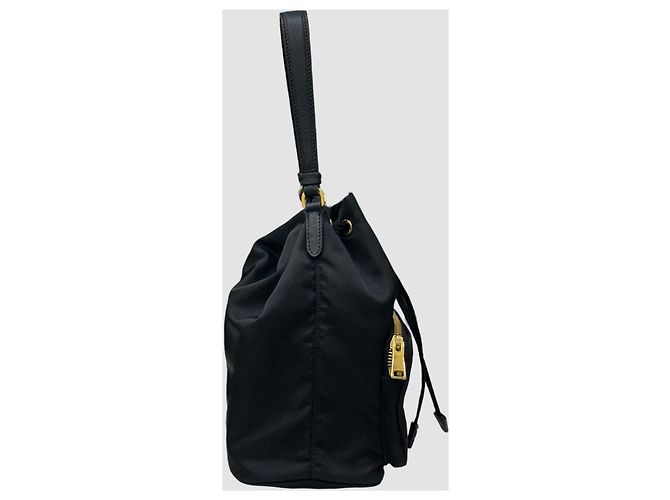 Prada Borsa a secchiello in Re-Nylon nera con finiture dorate Nero - vista 4