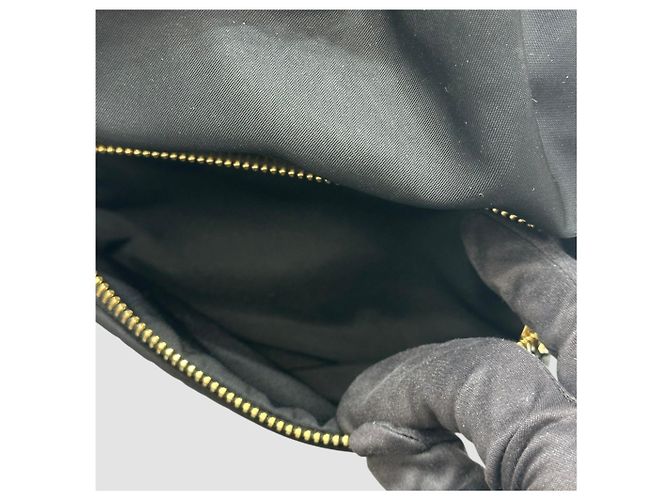 Prada Borsa a secchiello in Re-Nylon nera con finiture dorate Nero - vista 5