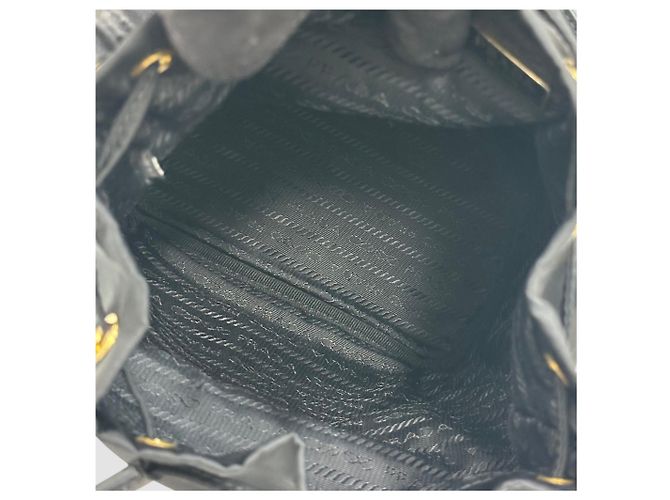 Prada Borsa a secchiello in Re-Nylon nera con finiture dorate Nero - vista 6