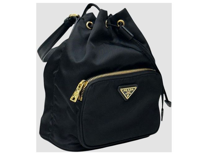 Prada Borsa a secchiello in Re-Nylon nera con finiture dorate Nero - vista 9