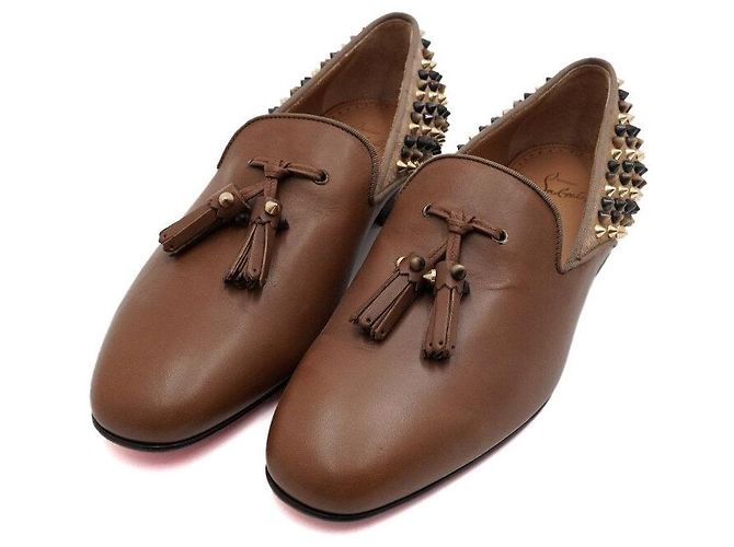 Christian Louboutin Mocassini da uomo in pelle marrone con nappe e borchie - vista 5