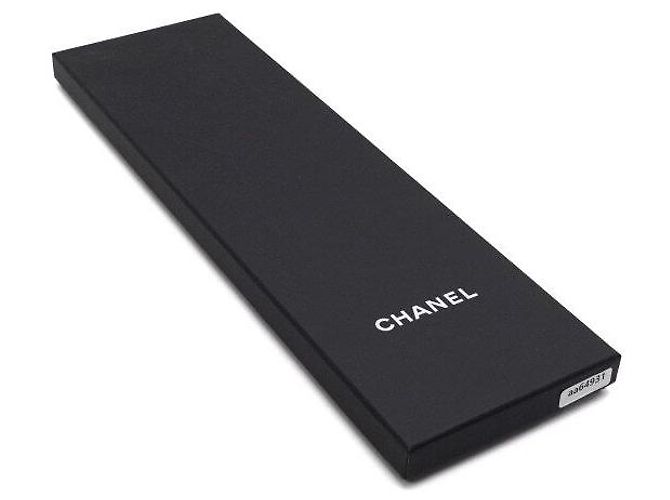 Chanel Schal aus schwarzer Seide mit weißem Blumenprint - Ansicht 5