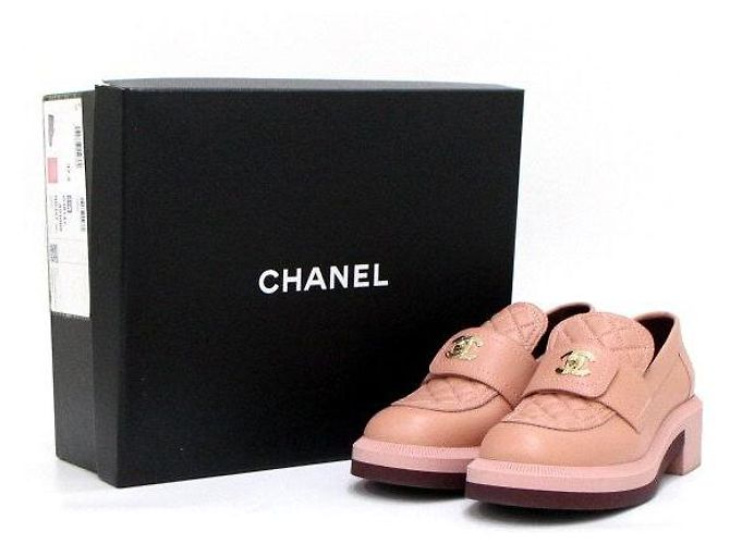 Chanel Mocassini da donna in pelle rosa trapuntata con logo CC e chiusura a vite in tono oro - vista 10