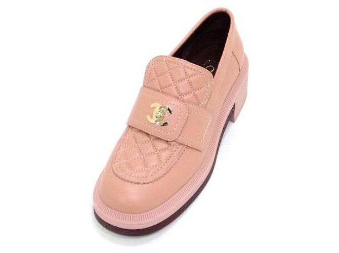 Chanel Mocassini da donna in pelle rosa trapuntata con logo CC e chiusura a vite in tono oro - vista 2