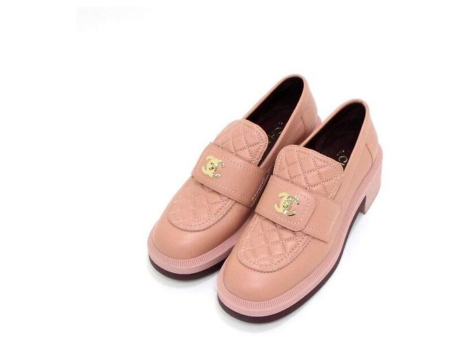 Chanel Mocassini da donna in pelle rosa trapuntata con logo CC e chiusura a vite in tono oro - vista 3