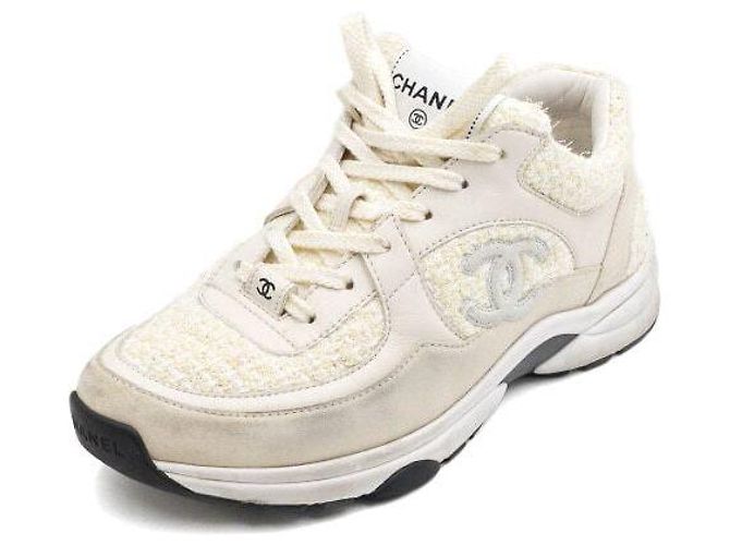 Chanel Sneakers in tweed bianco e scamosciato con logo CC da donna - vista 2