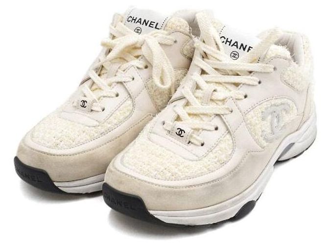 Chanel Sneakers in tweed bianco e scamosciato con logo CC da donna - vista 3