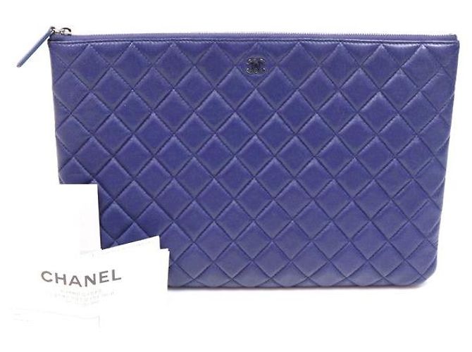Chanel Clutch della serie Classic Large in agnello blu navy con logo CC argento - vista 2