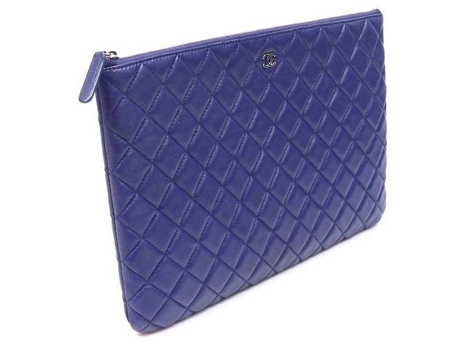 Chanel Clutch della serie Classic Large in agnello blu navy con logo CC argento - vista 3