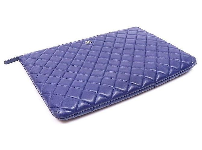 Chanel Clutch della serie Classic Large in agnello blu navy con logo CC argento - vista 4