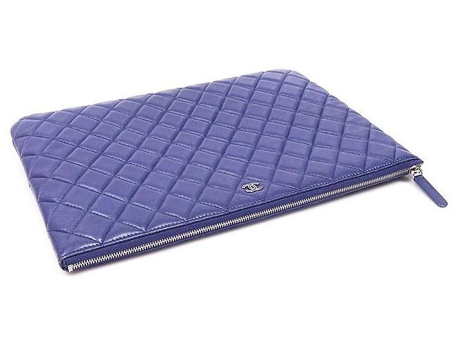 Chanel Clutch della serie Classic Large in agnello blu navy con logo CC argento - vista 5