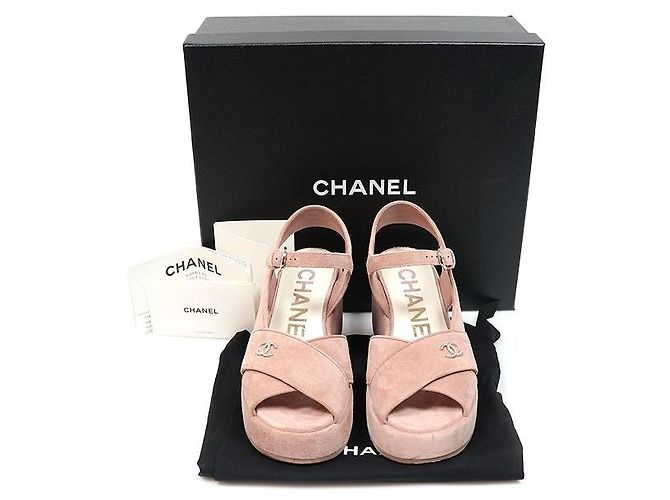 Chanel Sandali con tacco zeppo con logo CC laterale in scamosciato rosa chiaro - vista 2