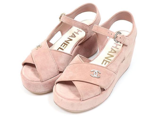 Chanel Sandali con tacco zeppo con logo CC laterale in scamosciato rosa chiaro - vista 3