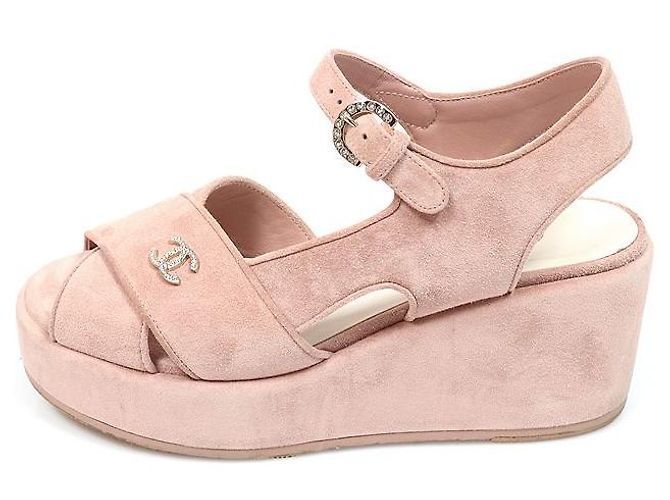Chanel Sandali con tacco zeppo con logo CC laterale in scamosciato rosa chiaro - vista 4