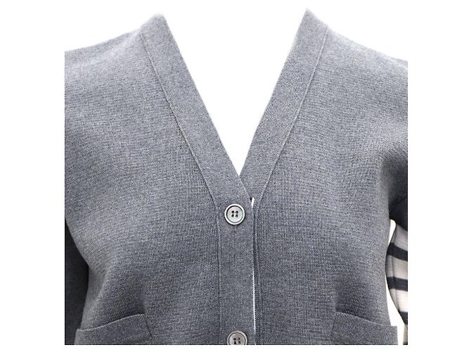 Thom Browne Gestreifter V-Ausschnitt-Cardigan aus Virgin Wool Braun - Ansicht 2