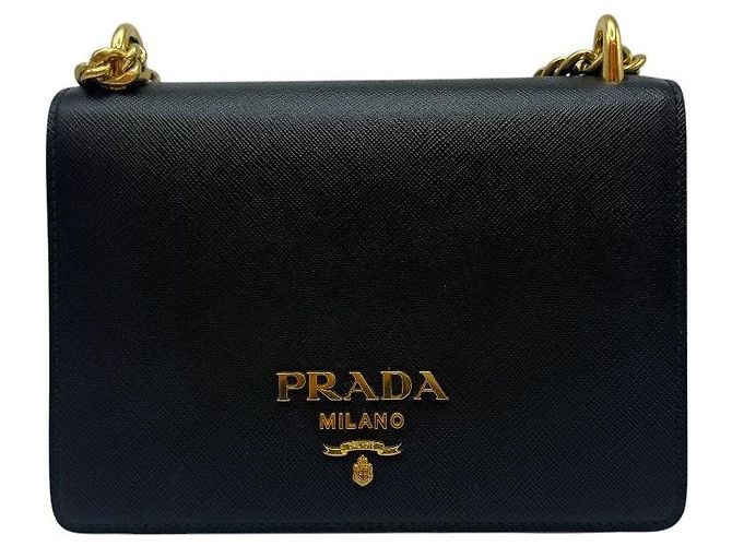 Prada Borsa a tracolla con patta a catena in pelle Saffiano Nero Oro - vista 3