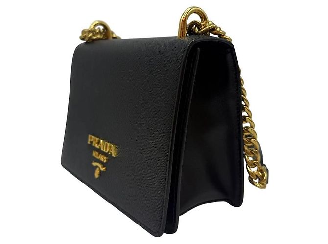 Prada Borsa a tracolla con patta a catena in pelle Saffiano Nero Oro - vista 4