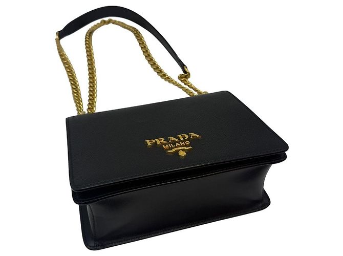 Prada Borsa a tracolla con patta a catena in pelle Saffiano Nero Oro - vista 6