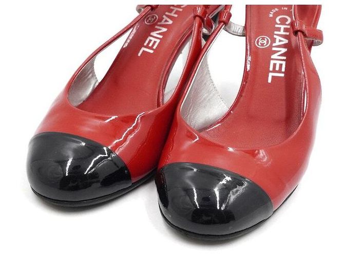Chanel Escarpin slingback à talon en cuir verni rouge et noir - vue 5