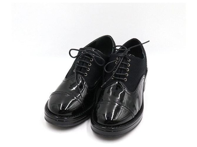 Chanel Scarpe Derby in pelle vernice nera Nero - vista 3