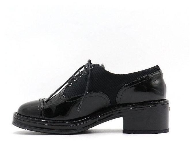 Chanel Scarpe Derby in pelle vernice nera Nero - vista 4