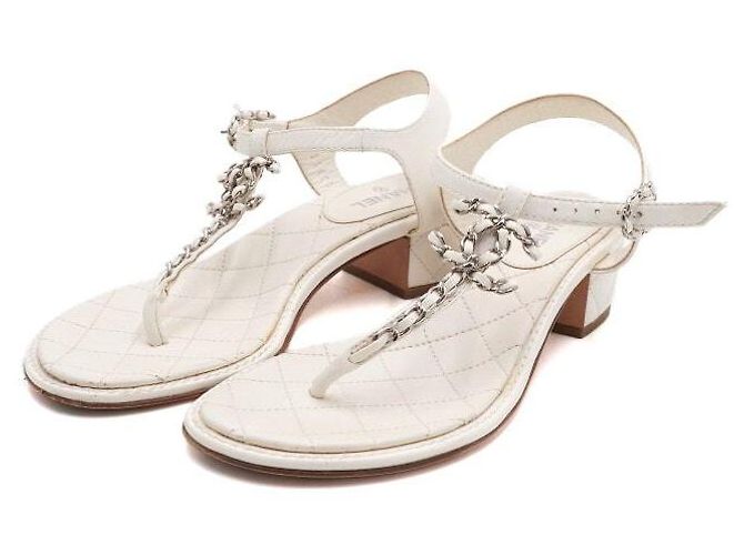 Chanel Sandali da donna in pelle di capra classica bianca con tracolla con logo CC e catena Bianco - vista 3