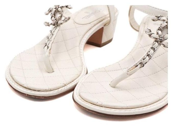 Chanel Sandali da donna in pelle di capra classica bianca con tracolla con logo CC e catena Bianco - vista 5