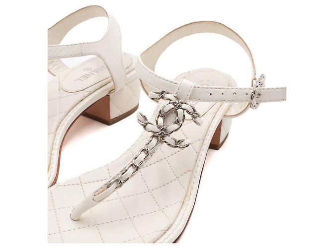 Chanel Sandali da donna in pelle di capra classica bianca con tracolla con logo CC e catena Bianco - vista 6