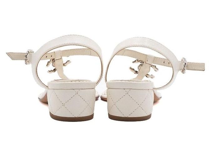 Chanel Sandali da donna in pelle di capra classica bianca con tracolla con logo CC e catena Bianco - vista 8
