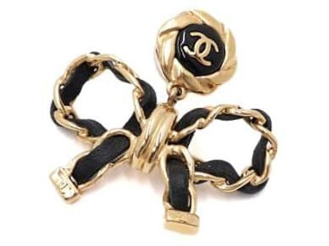Chanel Orecchini a nastro in pelle di vitello e metallo dorato con logo CC D'oro - vista 2